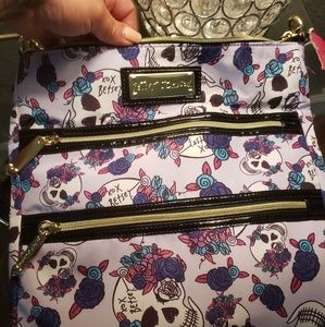 Betsey Johnson skull crossbag